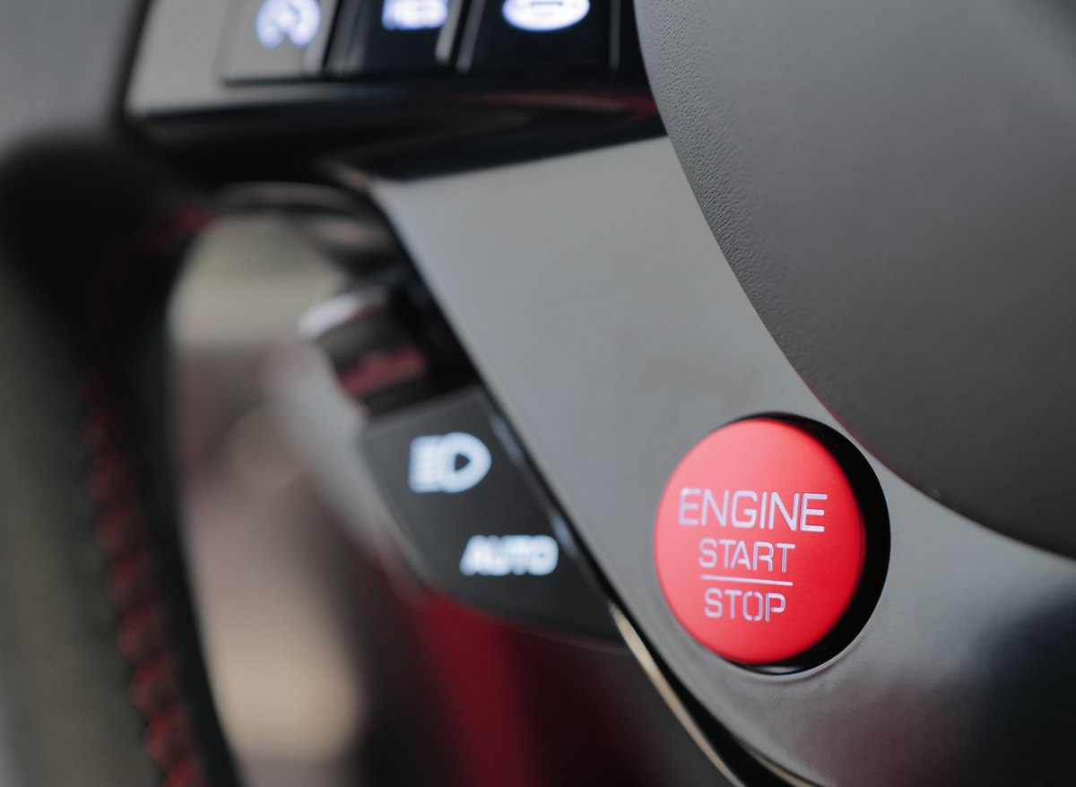 フェラーリのステアリングホイール〜エンジンスターターボタン