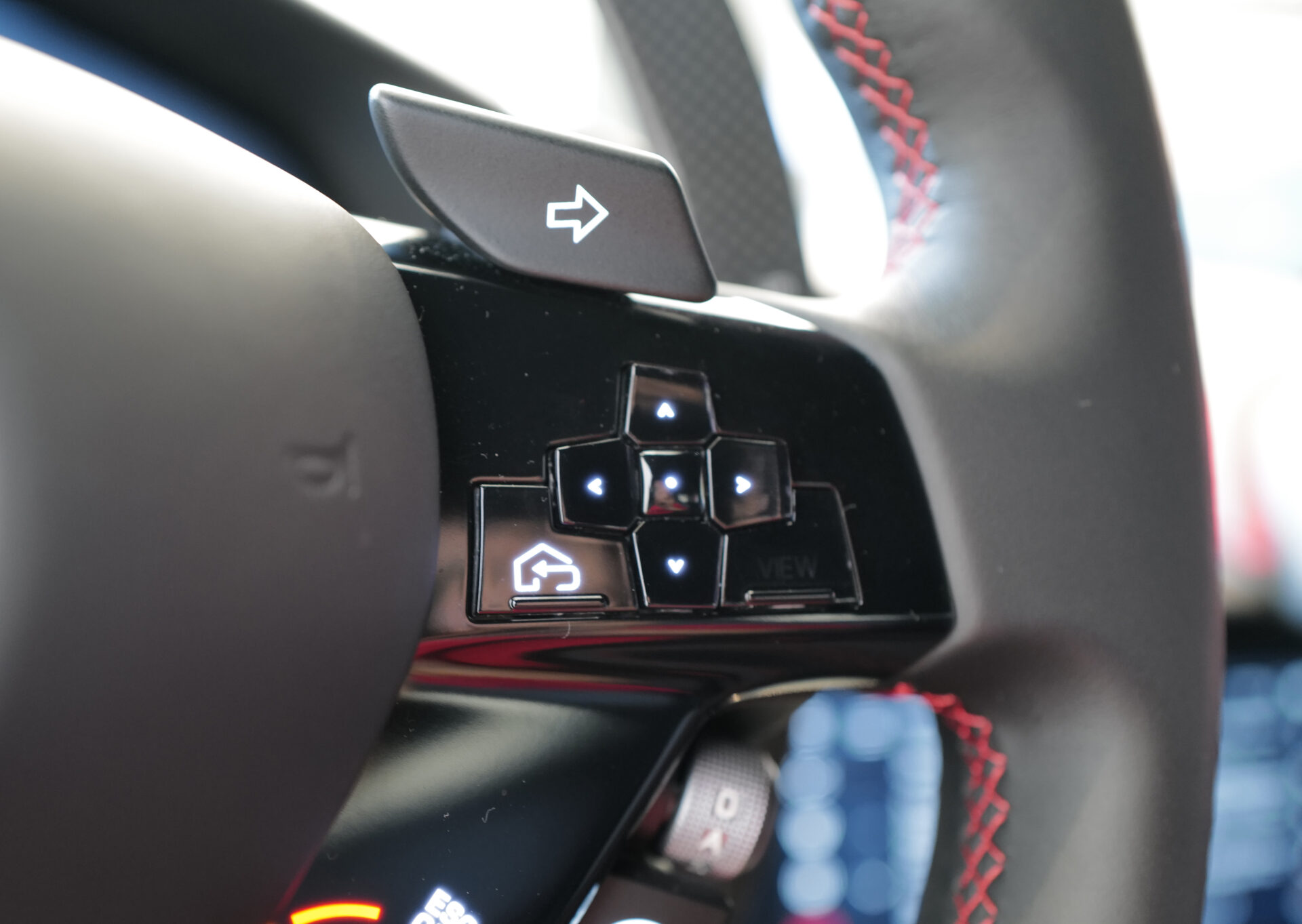 フェラーリのステアリングホイール〜最新バージョンの物理ボタン