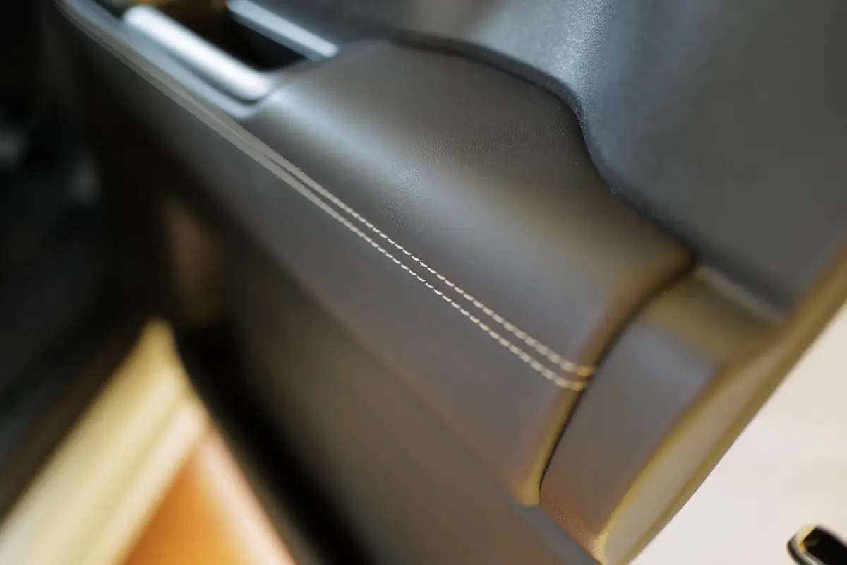 ホンダN-BOXカスタムの内装（ドアインナーパネルのステッチ）