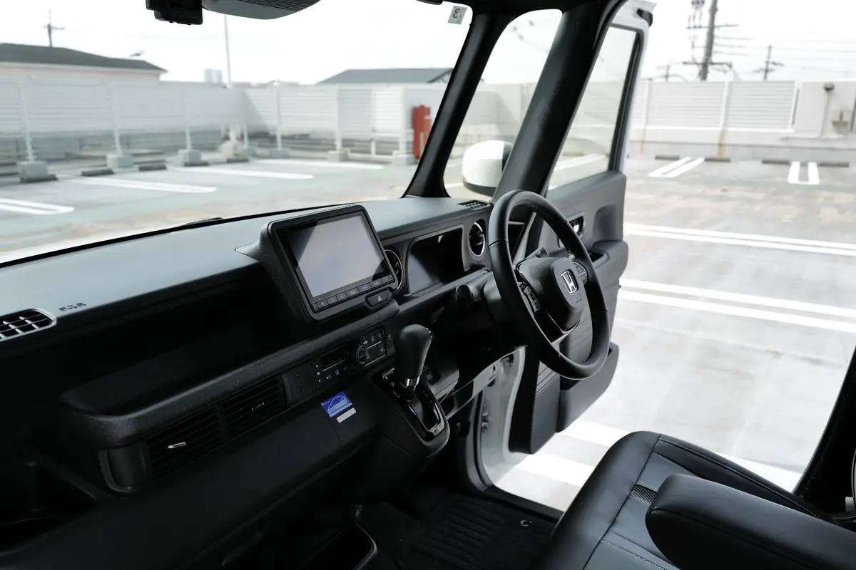 ホンダの軽自動車、N-BOXのインテリア〜ドアオープン