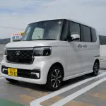 ホンダの軽自動車、N-BOXの全景（ホワイト）