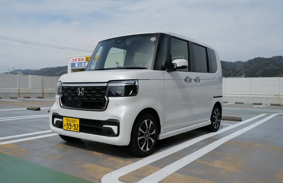 ホンダの軽自動車、N-BOXの全景（ホワイト）