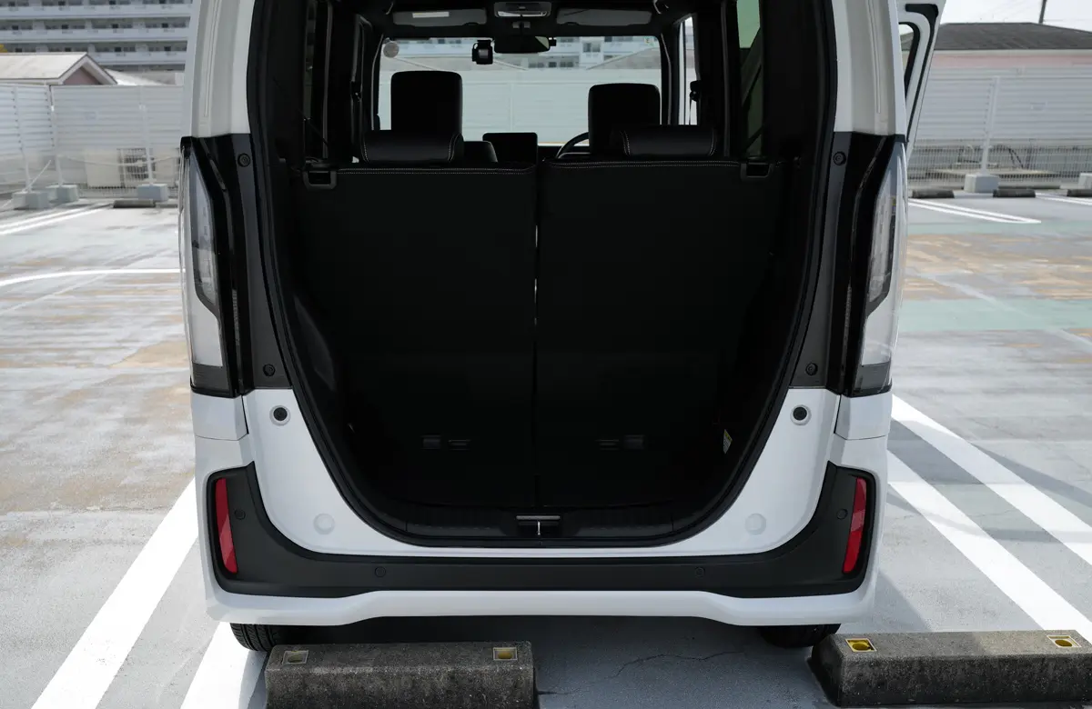 ホンダの軽自動車、N-BOXのインテリア〜リアハッチオープン