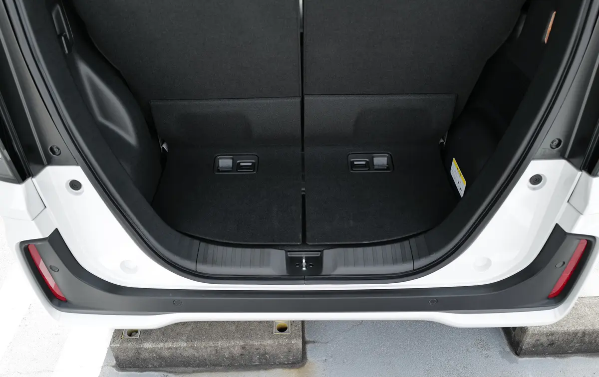 ホンダの軽自動車、N-BOXのインテリア〜リアハッチオープン