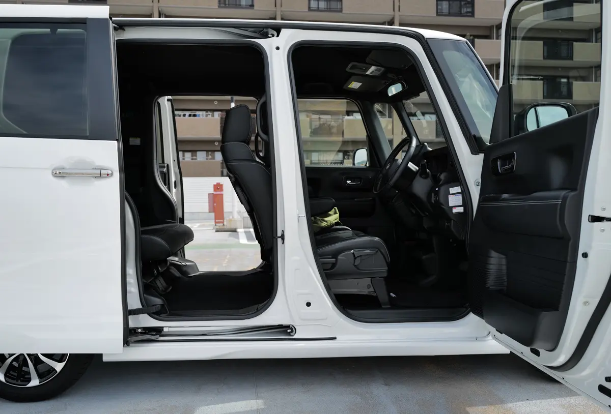 ホンダの軽自動車、N-BOXのインテリア〜ドアオープン
