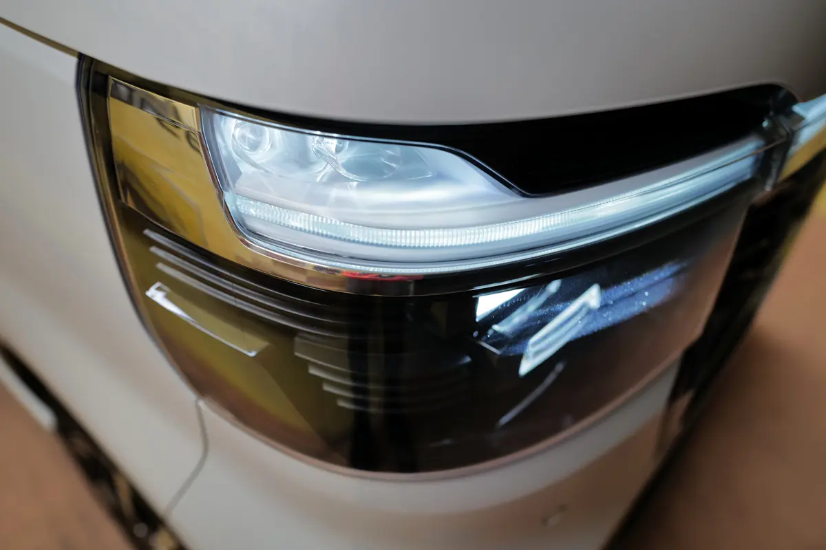 ホンダN-BOXカスタムのヘッドライト（点灯状態）