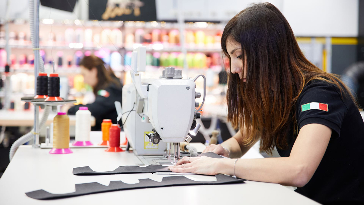 ランボルギーニのファクトリーにて働く女性の画像