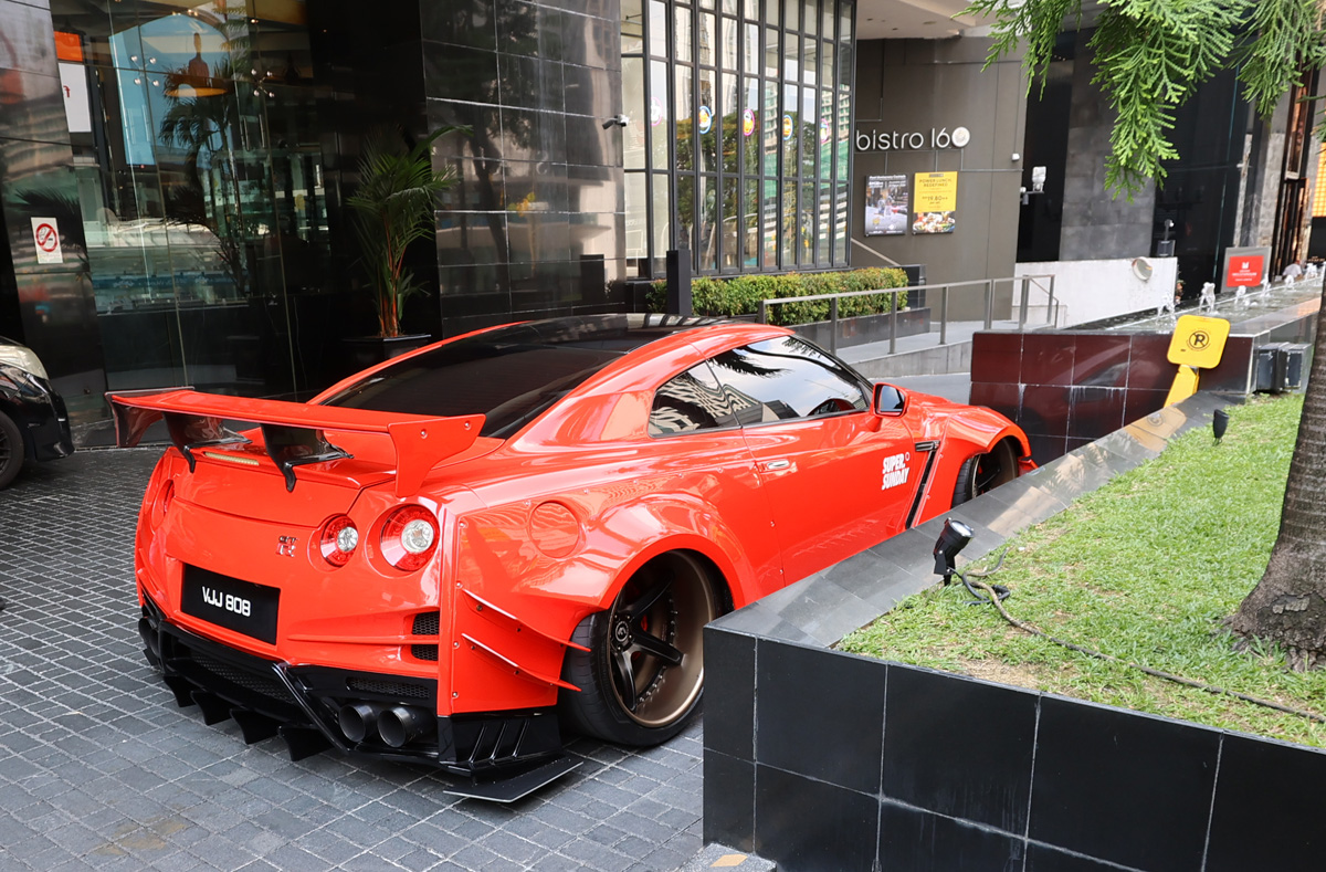 マレーシア旅行記 クアラルンプールのショッピングセンター「パビリオン」前にてR35 GT-R