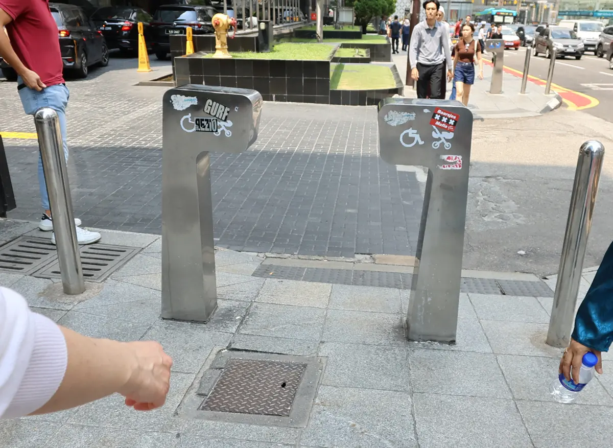 マレーシア旅行記 クアラルンプールのショッピングセンター「パビリオン」付近の歩道