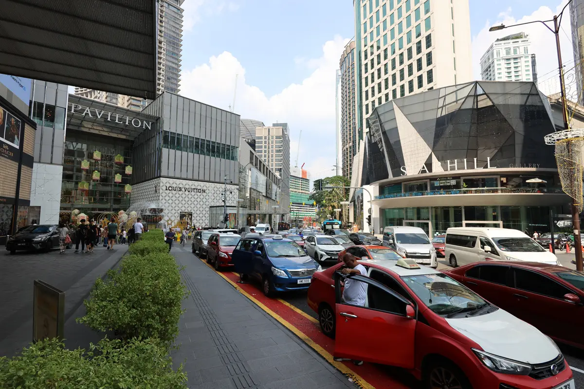 マレーシア旅行記 クアラルンプールのショッピングセンター「パビリオン」前のクルマ寄せ