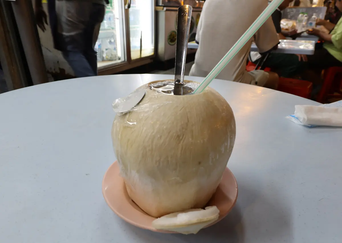 マレーシア旅行記 クアラルンプールのブキッ・ビンタンの屋台街にてローカルフード(ココナッツジュース)