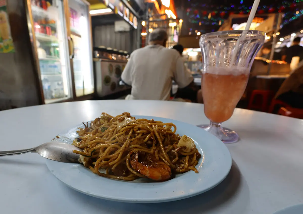 マレーシア旅行記 クアラルンプールのブキッ・ビンタンの屋台街、ジャラン・アローにて焼きそば