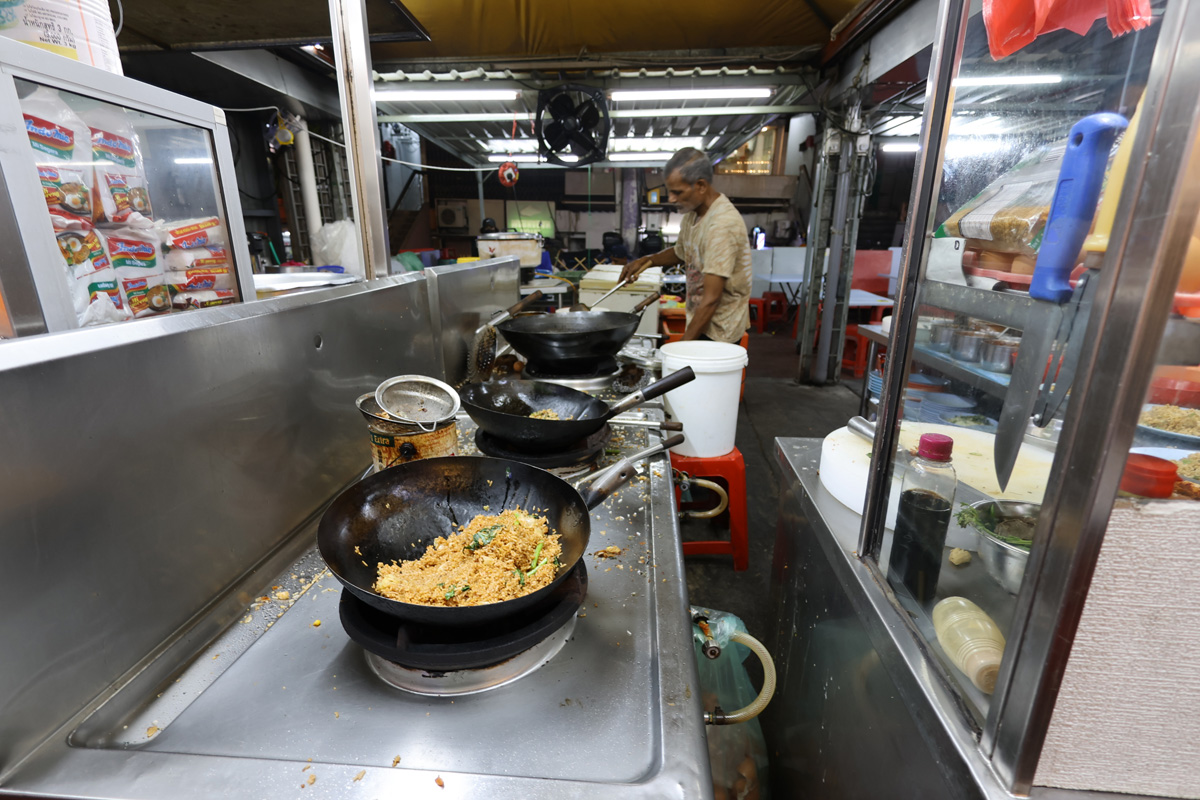 マレーシア旅行記 クアラルンプールのブキッ・ビンタンの屋台街にてローカルフードを作るおじいさん