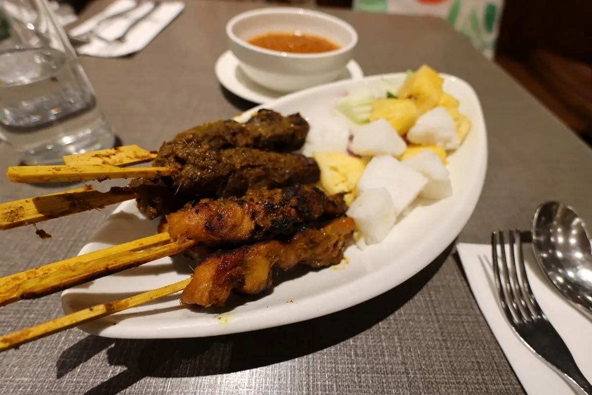 マレーシア旅行記 クアラルンプールのショッピングセンター「パビリオン」内のMadam Kwan'sにてミックスサテ