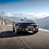 ポルシェ911ダカールがドロミテを走る画像（リア、走行状態）