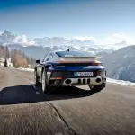 ポルシェ911ダカールがドロミテを走る画像（リア、走行状態）