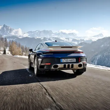 ポルシェ911ダカールがドロミテを走る画像（リア、走行状態）