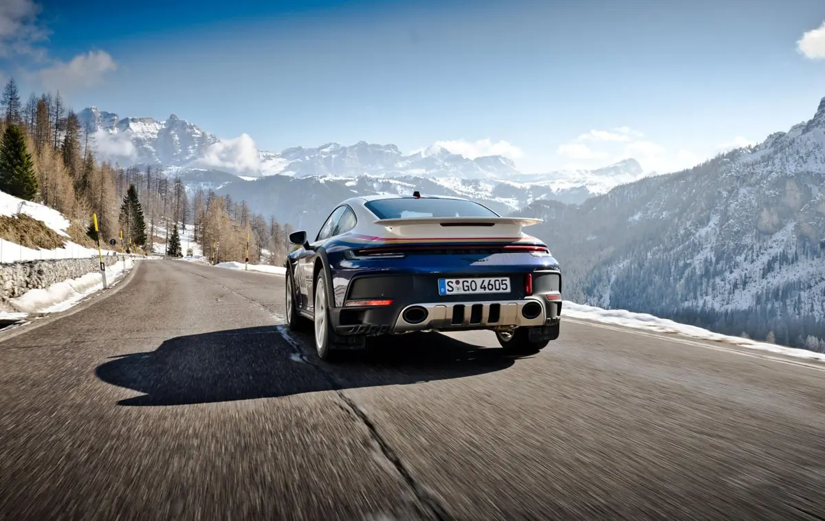 ポルシェ911ダカールがドロミテを走る画像（リア、走行状態）