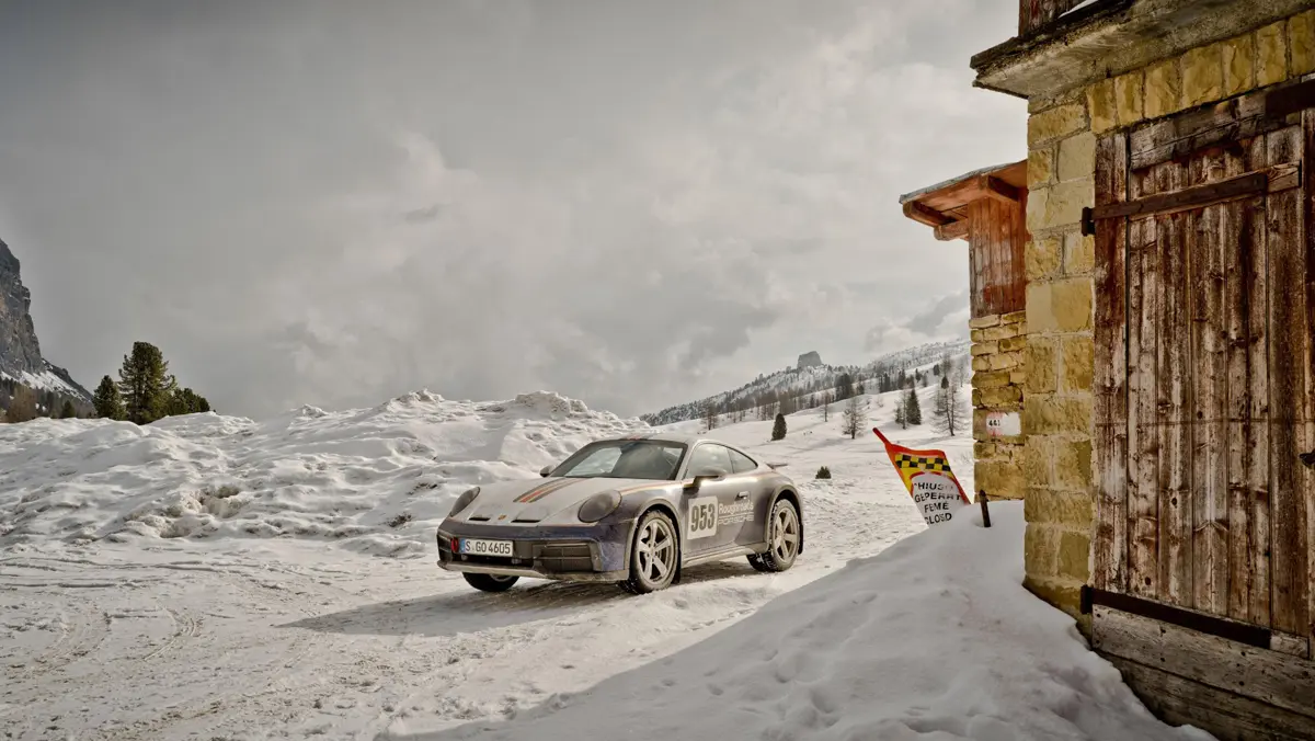 ポルシェ911ダカールがドロミテを走る画像（フロント、静止状態）