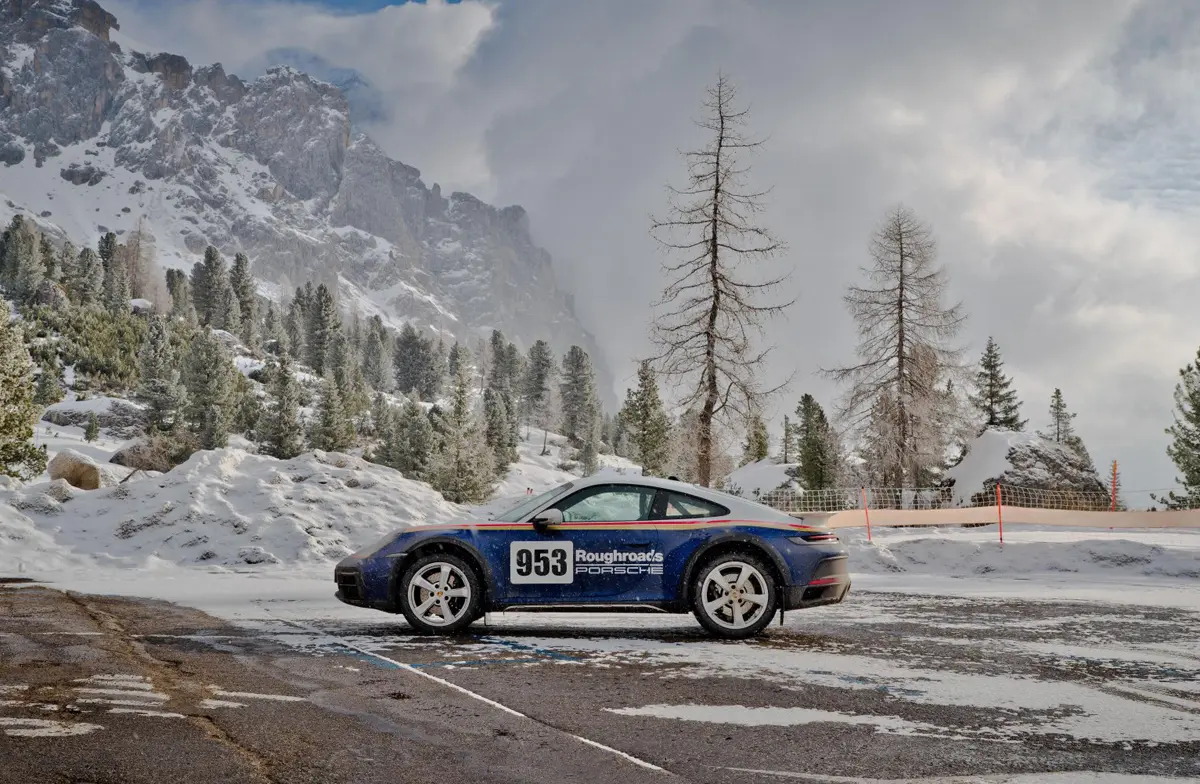 ポルシェ911ダカールがドロミテを走る画像（・サイド、静止状態）