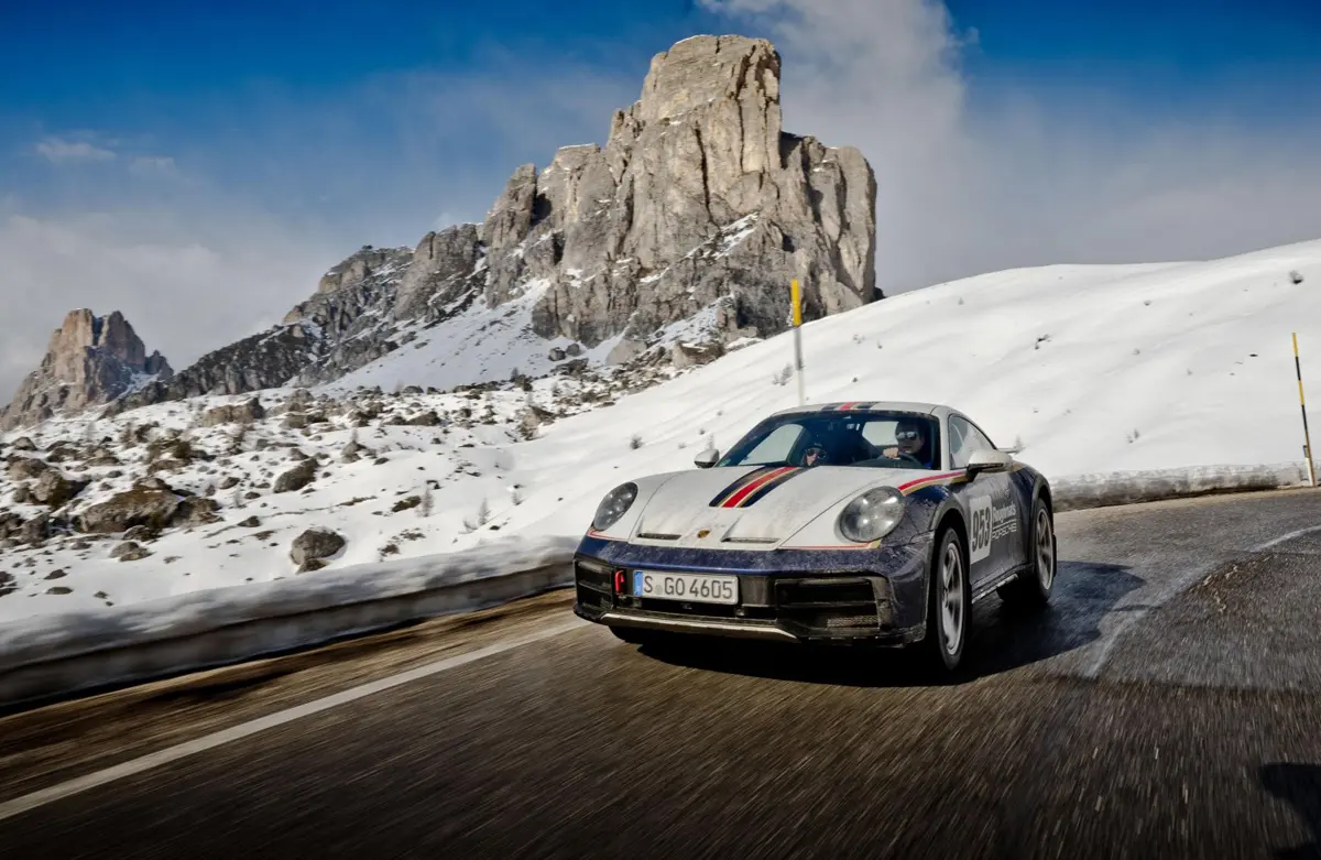 ポルシェ911ダカールがドロミテを走る画像（フロント、走行状態）