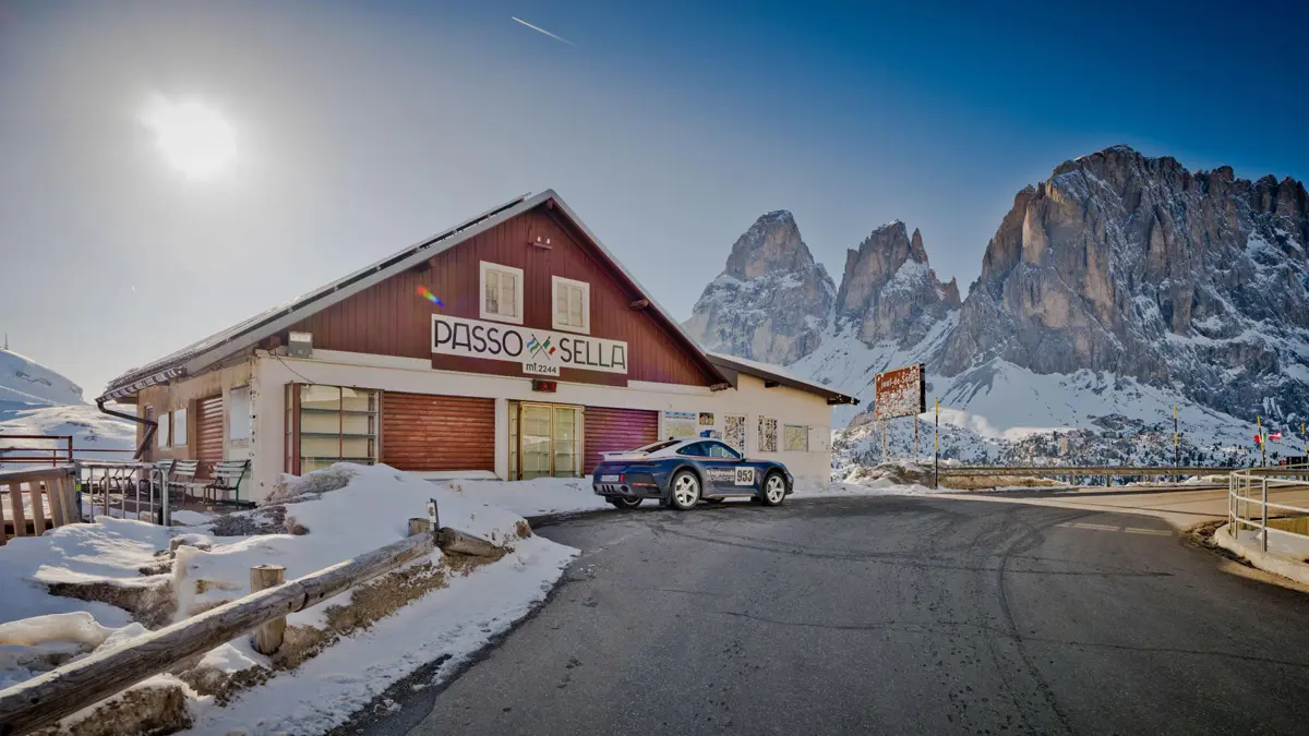 ポルシェ911ダカールがドロミテを走る画像（リア、停止状態）