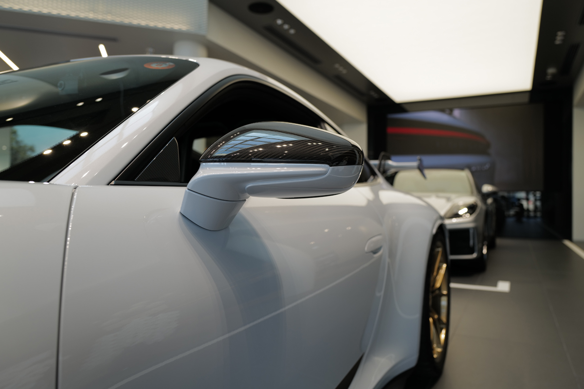 ポルシェ911GT3のカーボンドアミラー