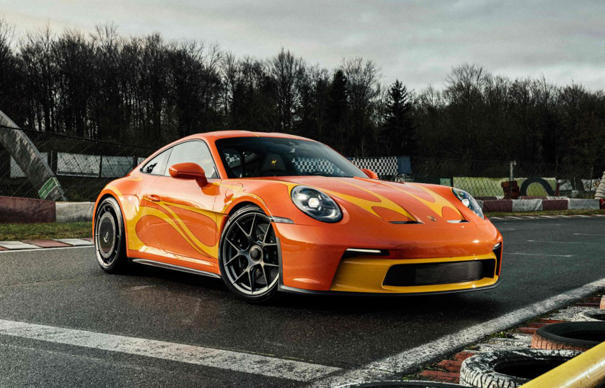 ポルシェが自社のカスタム部門、ソンダーヴンシュにてカスタムした911S/T(フロント)