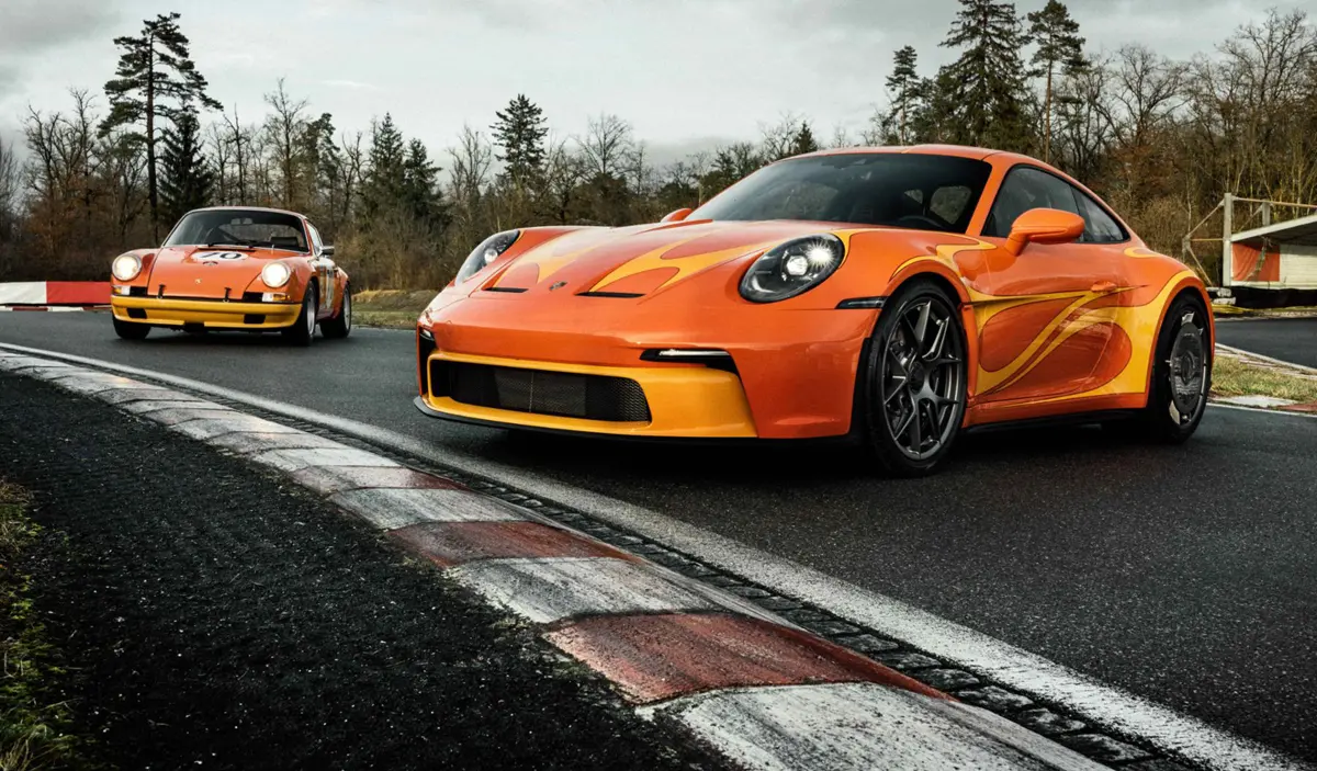 ポルシェが自社のカスタム部門、ソンダーヴンシュにてカスタムした911ST(フロント)