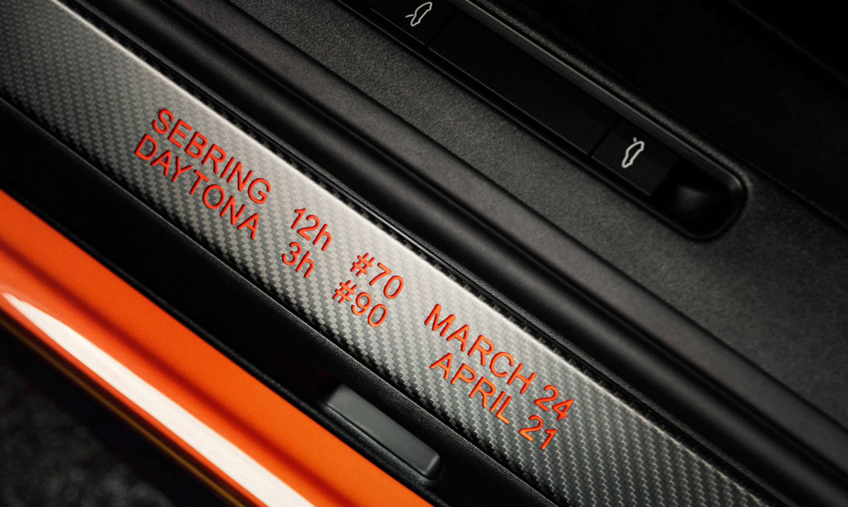 ポルシェが自社のカスタム部門、ソンダーヴンシュにてカスタムした911S/T(インテリア〜サイドシル)