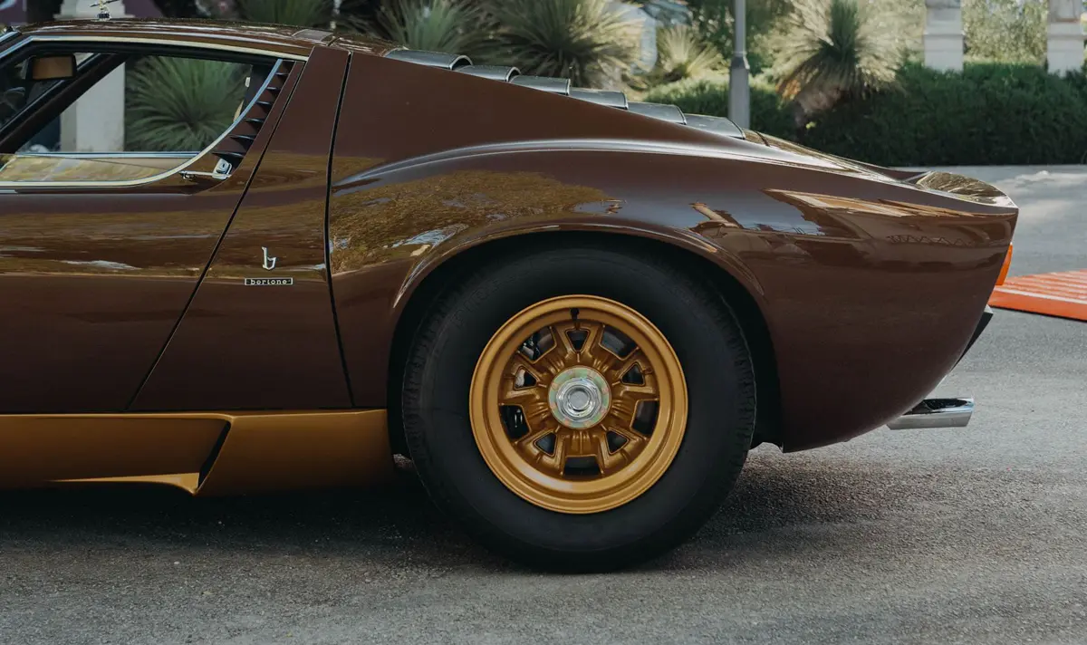 ランボルギーニのクラシックカー部門「ポロストリコ」によってレストアされたミウラSVのサイド