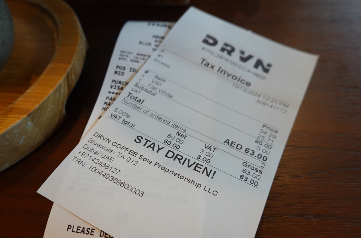 ドバイのポルシェカフェ、「DRVN」のレシート