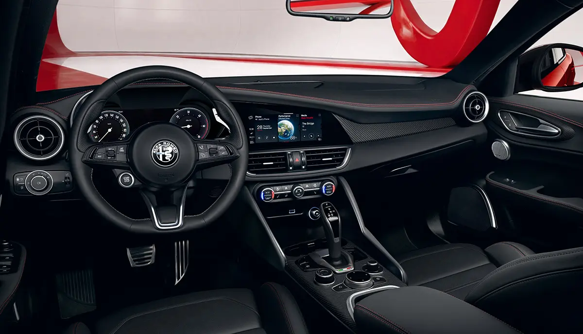 アルファロメオ ジュリア「パックパフォーマンス」～インテリア