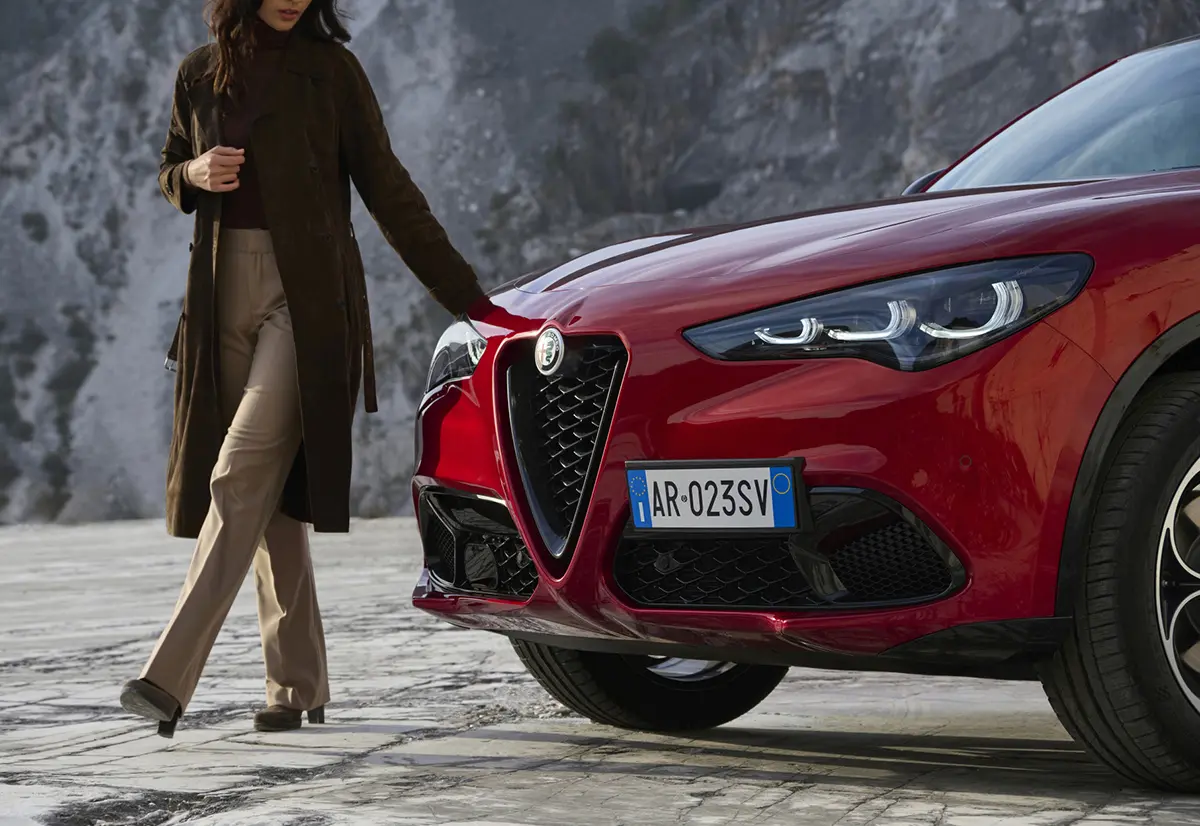 アルファロメオ ステルヴィオ「パックパフォーマンス」フロント（レッド）