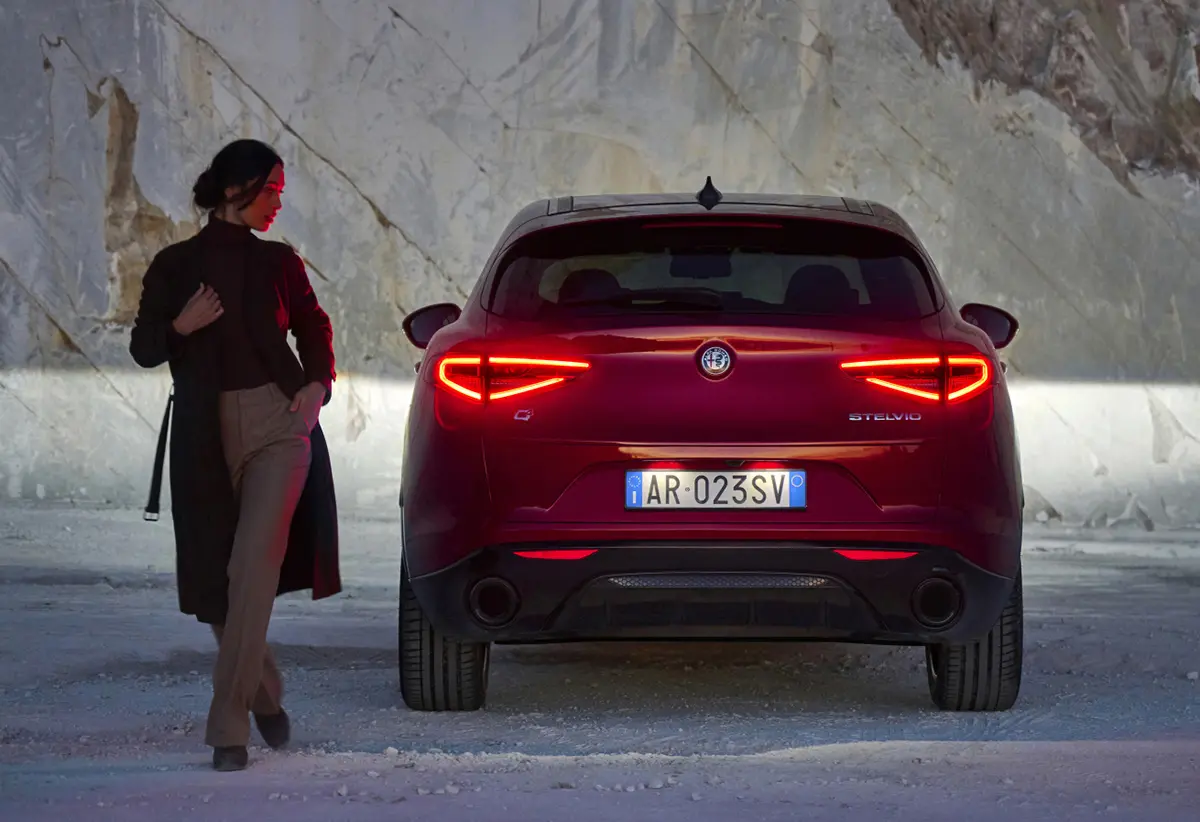 アルファロメオ ステルヴィオ「パックパフォーマンス」リア（レッド）