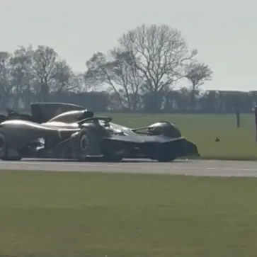 アストンマーティンがテスト中のナゾのハイパーカー