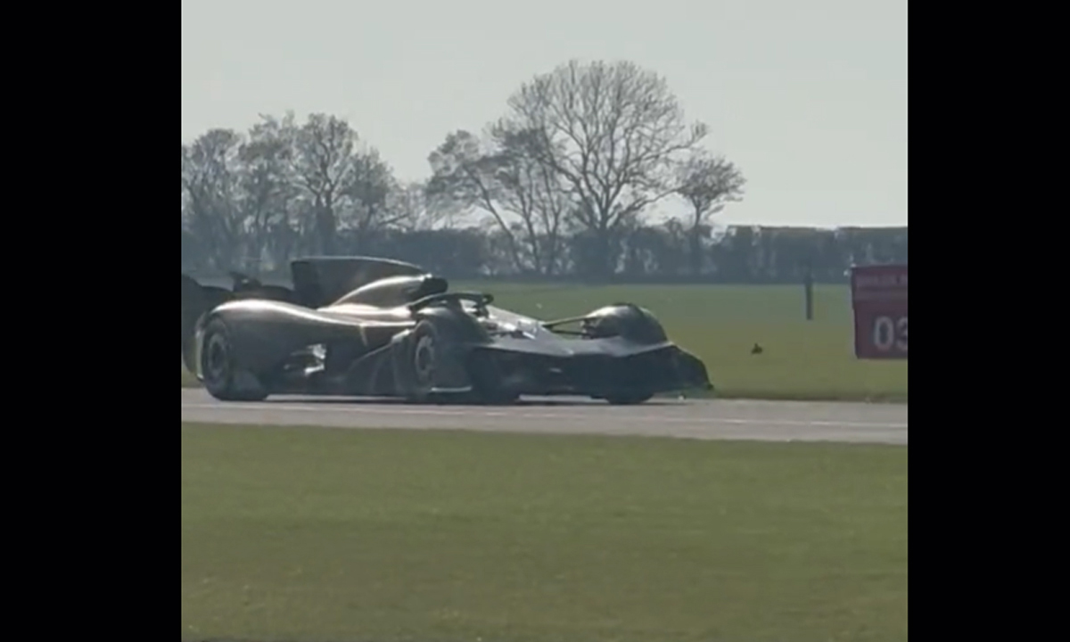 アストンマーティンがテスト中のナゾのハイパーカー