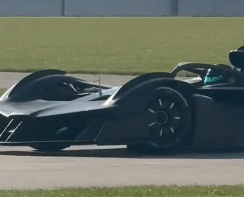 アストンマーティンがテスト中のナゾのハイパーカー～フロント