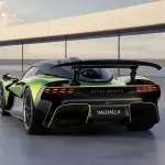 アストンマーティン・ヴァルハラのリアビュー（停止、グリーン）