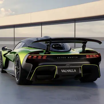 アストンマーティン・ヴァルハラのリアビュー（停止、グリーン）