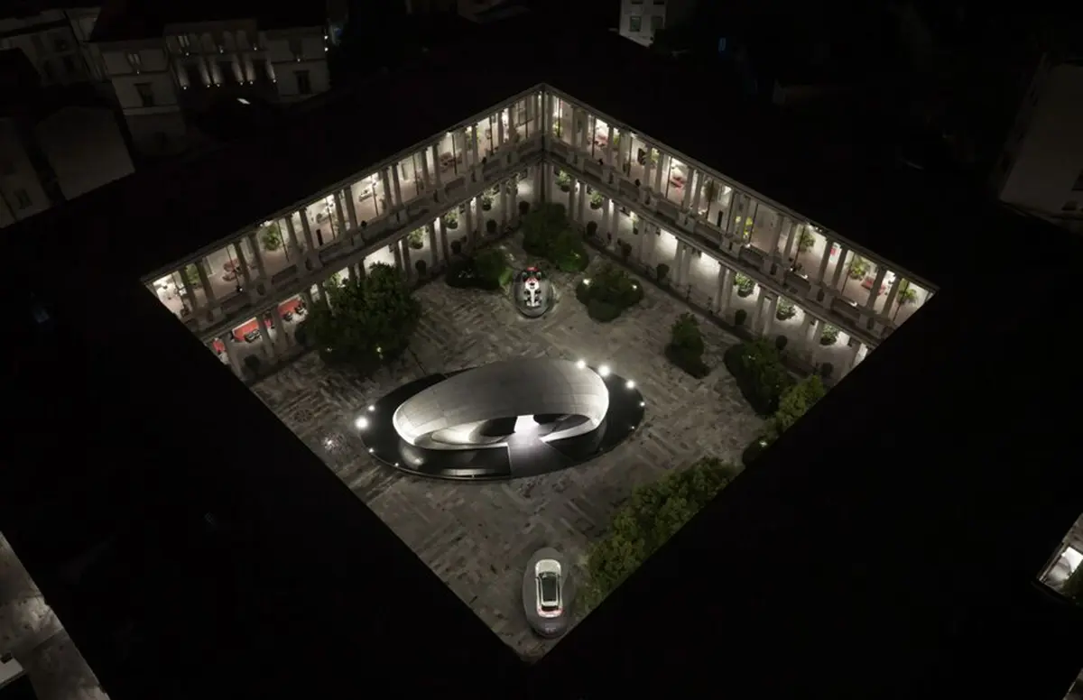 アウディがミラノ デザインウィークにて発表したインスタレーション「オリジン」（夜間）