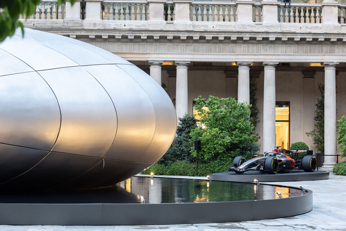 アウディがミラノ デザインウィークにて発表したインスタレーション「オリジン」とF1マシン