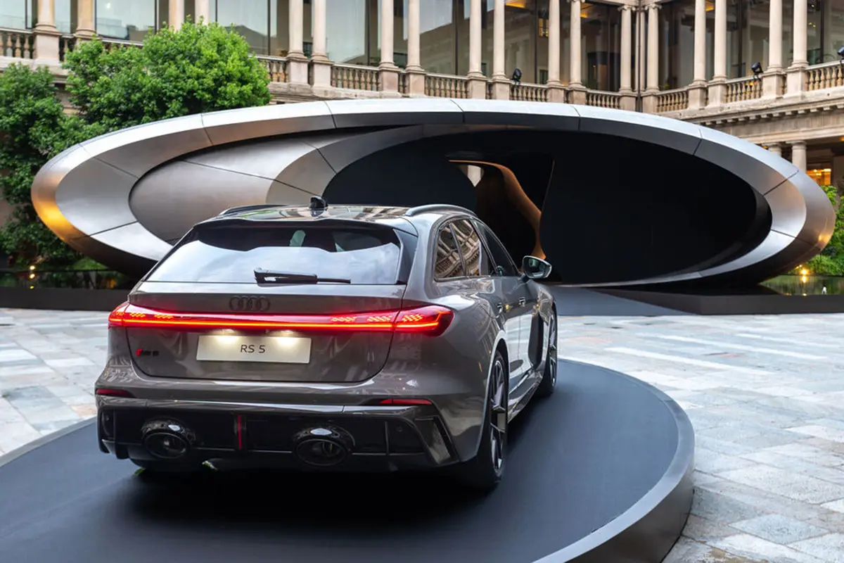 アウディがミラノ デザインウィークにて発表したインスタレーション「オリジン」とRS5