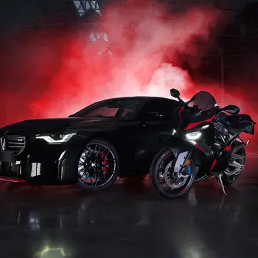 BMW M2とBMWのバイク「1000RR」とのコラボレーションによる「M2 RRエディション」全景