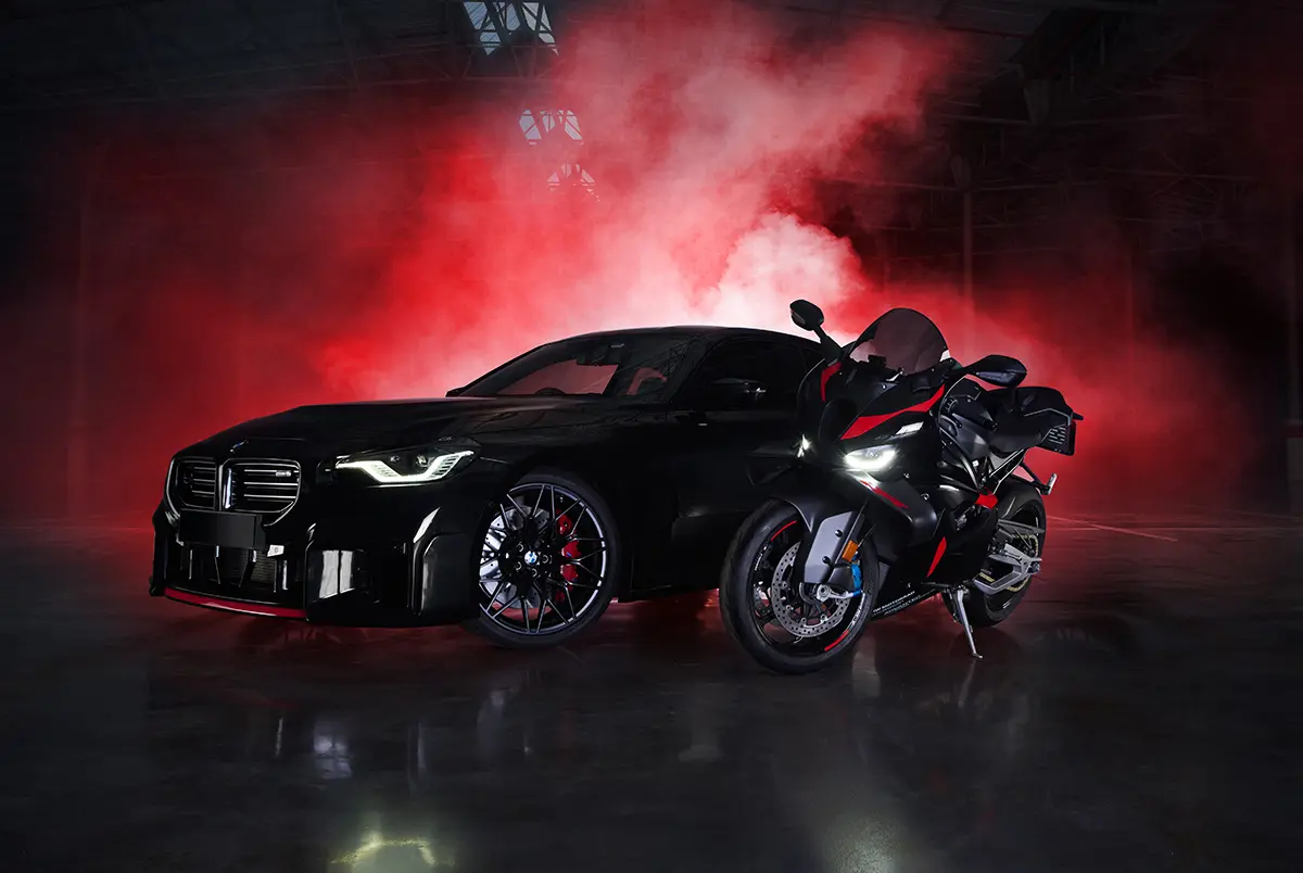 BMW M2とBMWのバイク「1000RR」とのコラボレーションによる「M2 RRエディション」全景