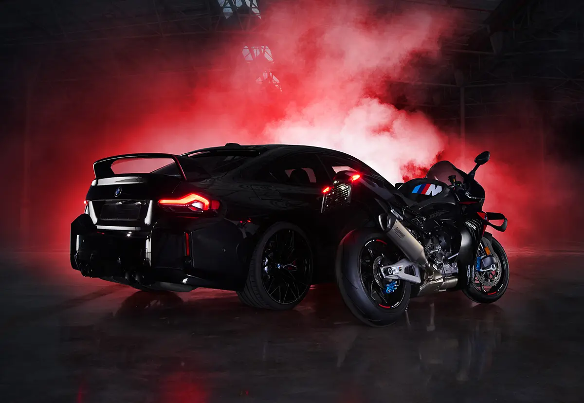 BMW M2とBMWのバイク「1000RR」とのコラボレーションによる「M2 RRエディション」全景～」リア