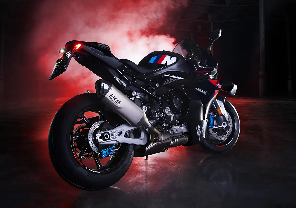 BMW M2とのコラボレーションによるバイク、BMW 1000RR～リア