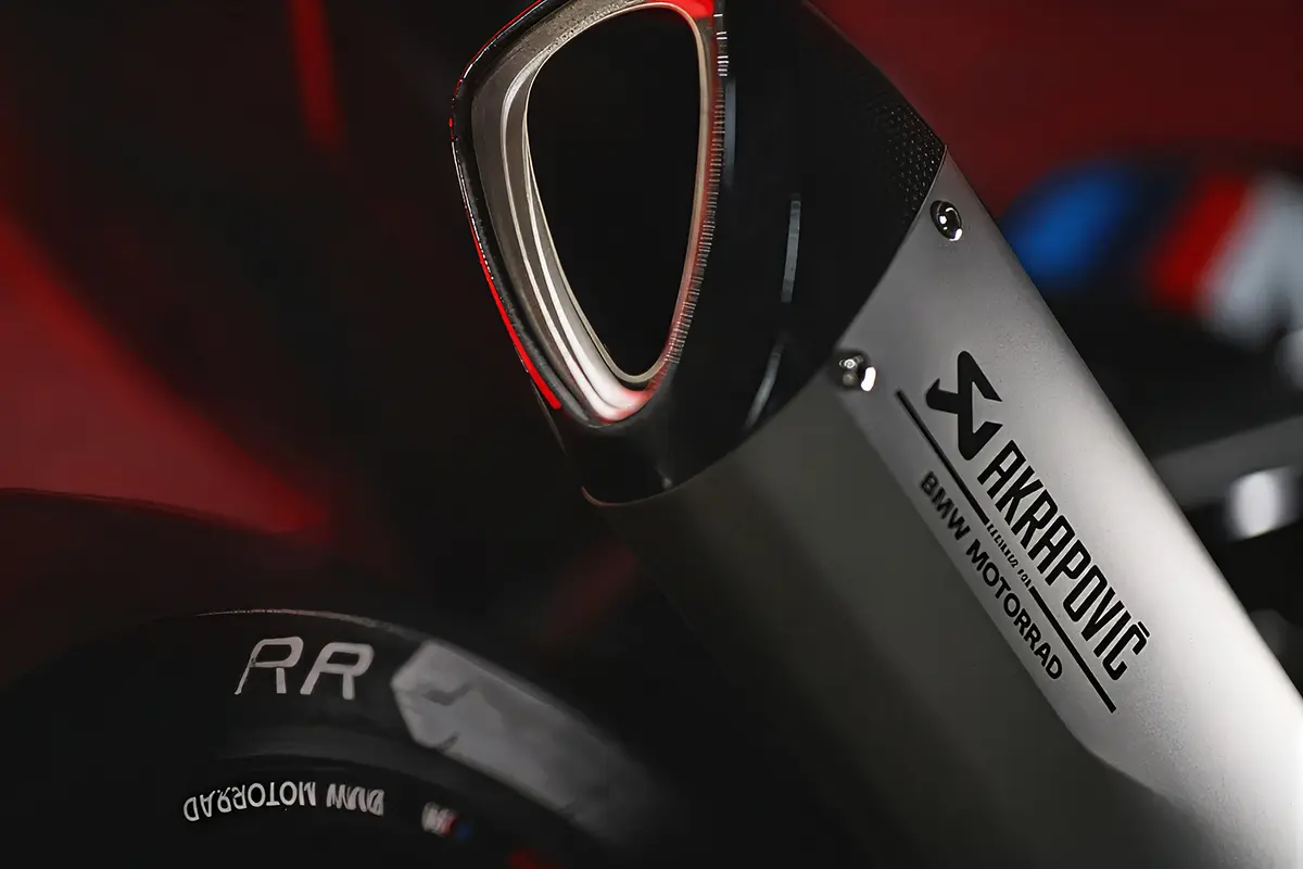 BMW M2とのコラボレーションによるバイク、BMW 1000RR～アクラポビッチ