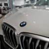 BMWのフロント（ホワイト）とエンブレム