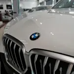 BMWのフロント（ホワイト）とエンブレム